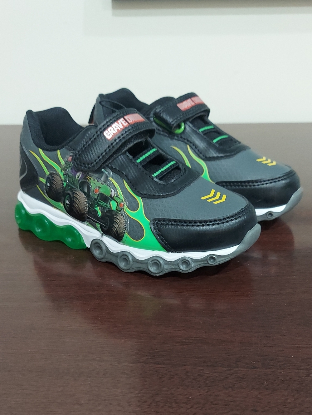Monster Jam Grave Digger Light-Up Sneakers - Black & Green